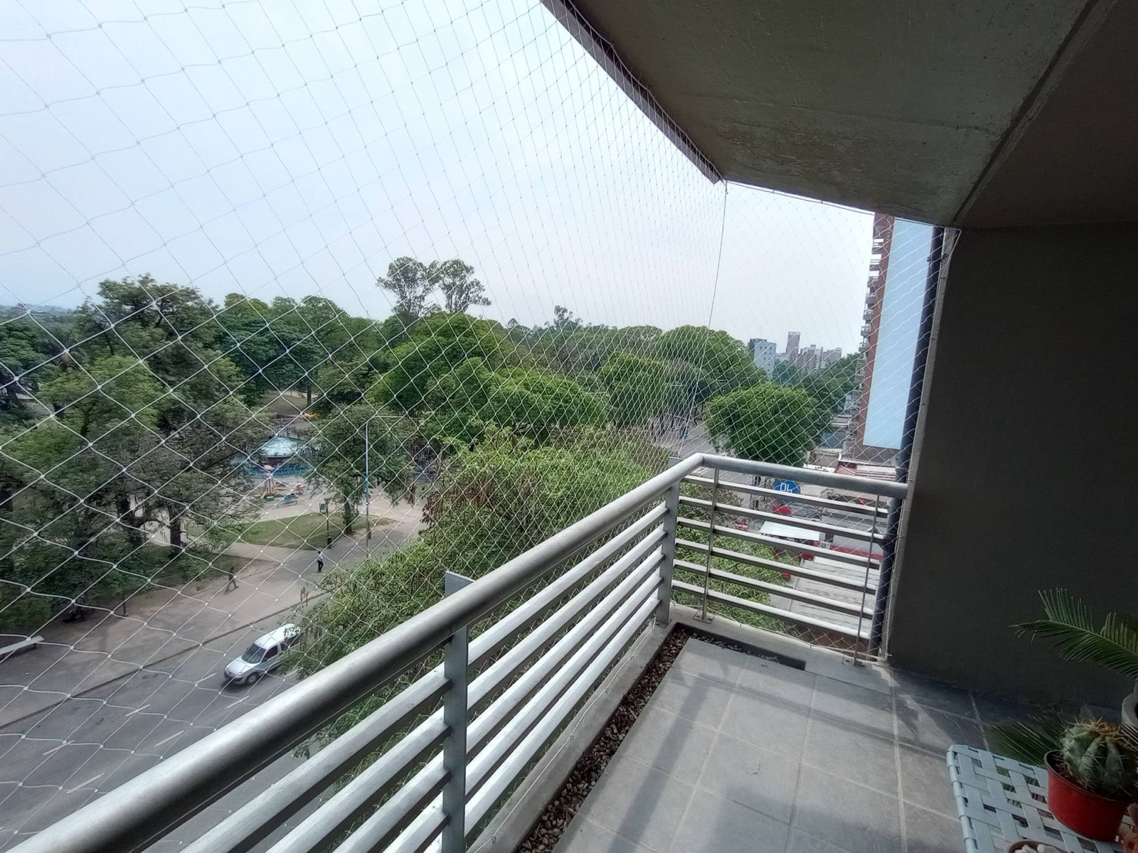 Red sobre balcón con vista al parque